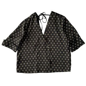 DYNAMITE V-NECK SHORT SLEEVE SATIN TOP IN BLACK WITH GOLD DETAILS  SIZE XS